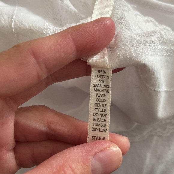 Beautiful white lace trim tank in size L - Picture 3 of 4